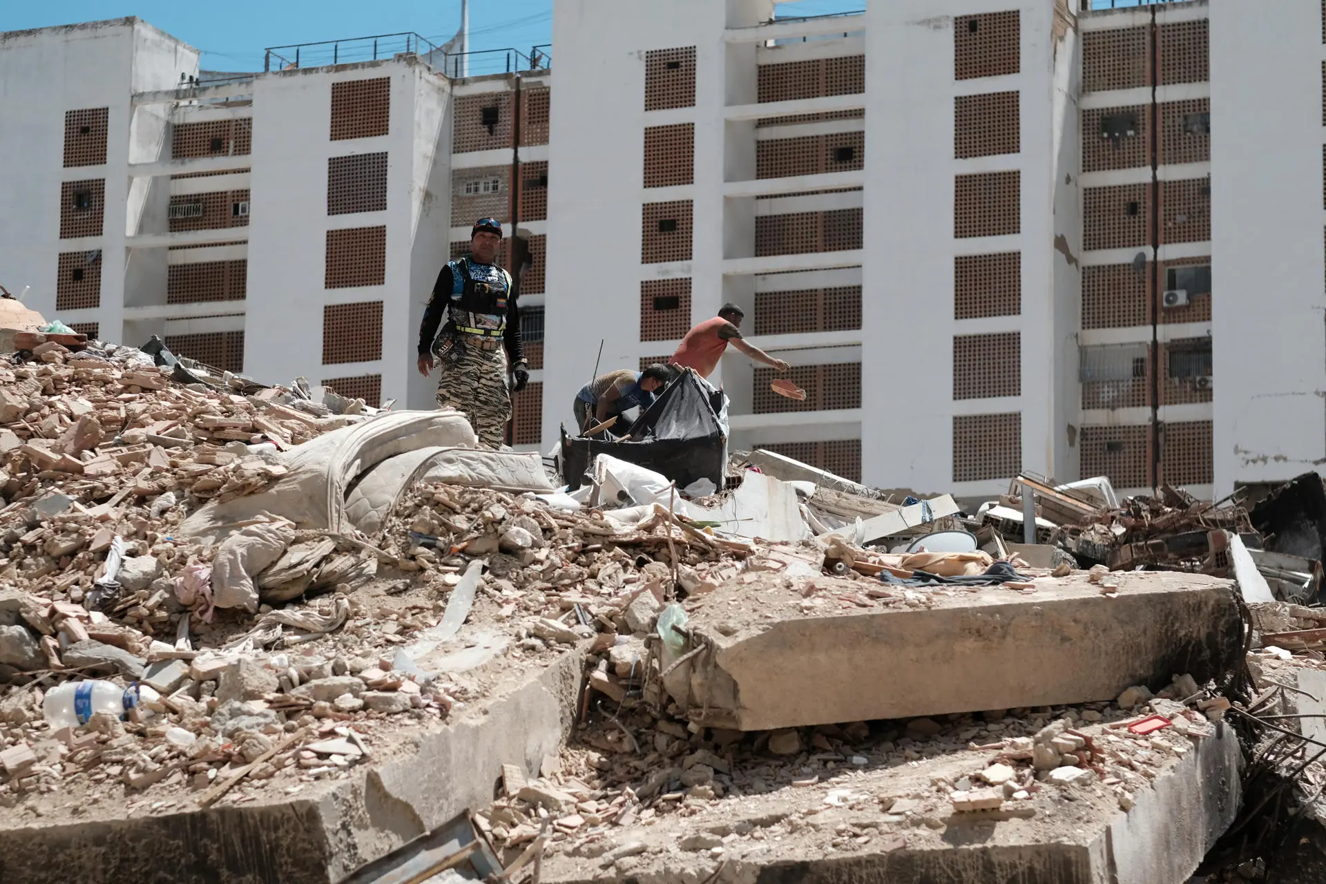 Popular power mobilizes alongside civilian brigades to locate survivors among the structures. Photo: EFE.