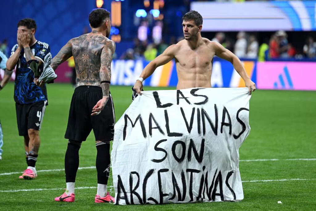 Argentinean players defended the legitimate right of sovereignty on Malvinas Islands, occupied by UK since 1833. Photo: Getty Images.