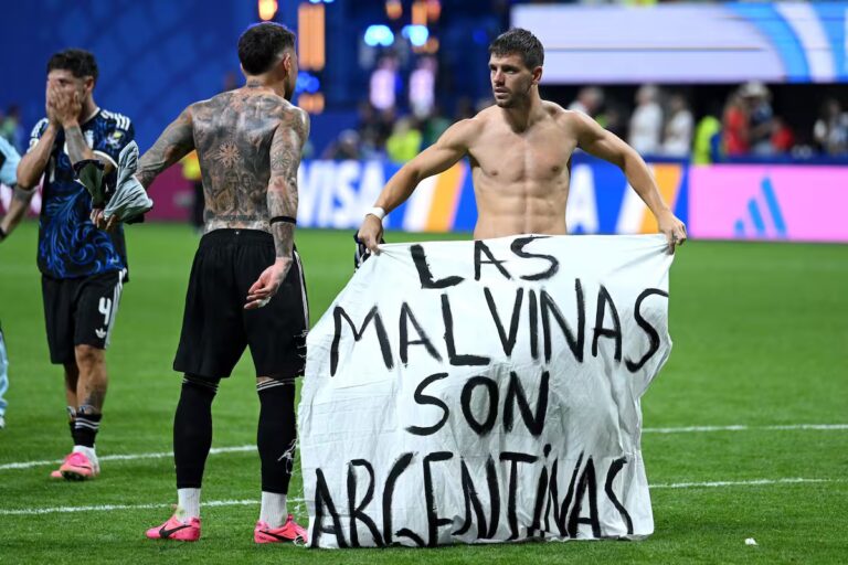 Argentinean players defended the legitimate right of sovereignty on Malvinas Islands, occupied by UK since 1833. Photo: Getty Images.