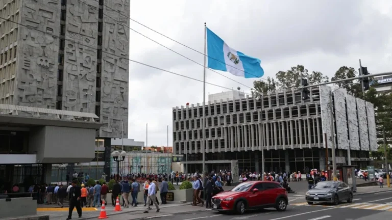 Guatemala earthquake, 7.4 magnitude, aftershocks, Conred, Insivumeh, tsunami alert, landslides, structural damage, emergency response.