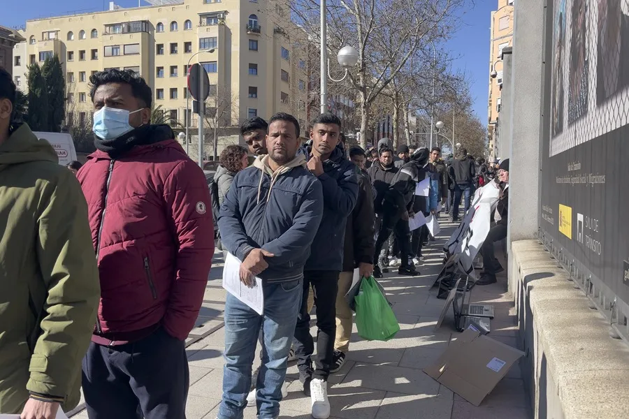 File image of a line for the foreign affairs office. Photo: EFE.