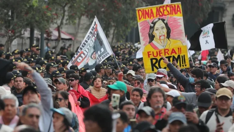 Related image of a peaceful protest or Peru's Constitutional Court.Peru Constitutional Court, protest rights, social protests, Dina Boluarte, Pedro Castillo, Penal Code, Decree 1589, peaceful demonstrations, human rights
