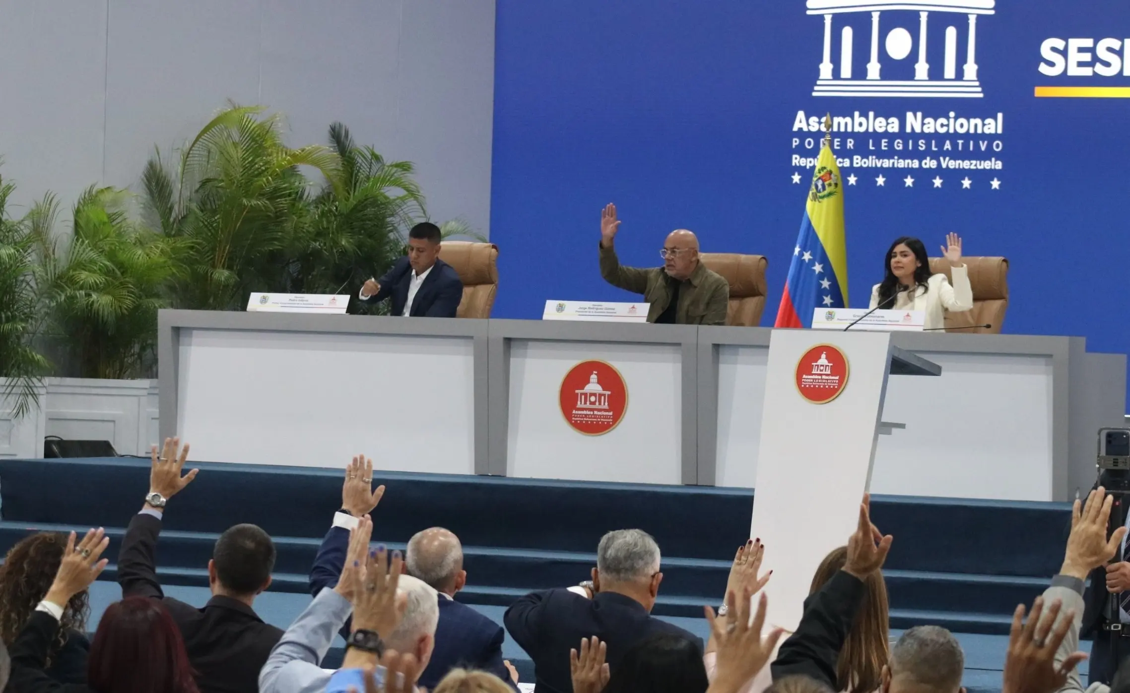 The legal initiative aims to protect the more than 17,000 families affected by the double earthquake on June 24. Photo: Venezuelan National Assembly.