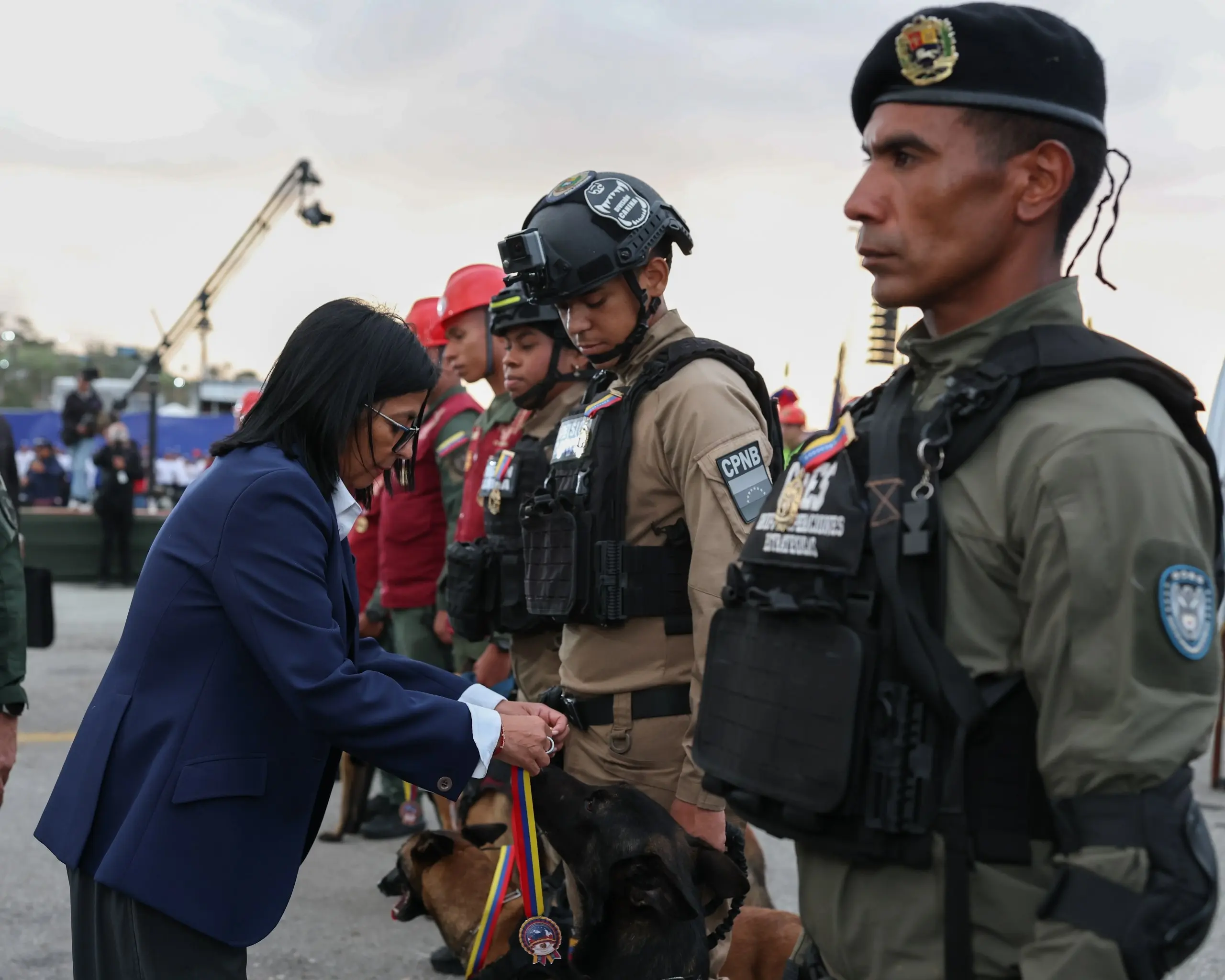 Acting President Delcy Rodríguez honors Venezuelan rescue workers, Civil Protection, firefighters, FANB, Red Cross, canine rescue teams, La Guaira, June 24 earthquakes.
