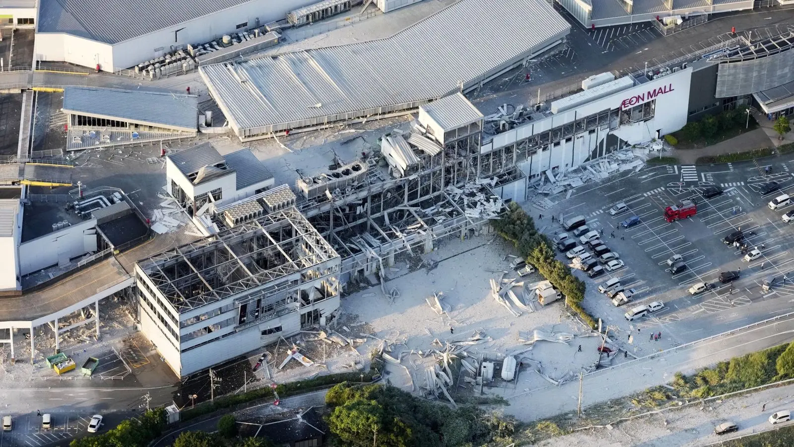Emergency response after a magnitude 7.1 earthquake in Kumamoto, Japan, with damaged buildings, power outages and evacuations.