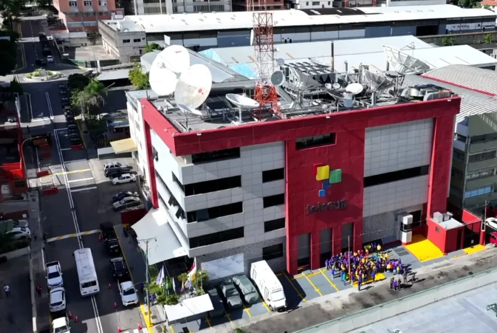 teleSUR celebrates its 21st anniversary with the launch of teleSUR+ and multimedia projects honoring Venezuela's earthquake survivors and rescue efforts.
