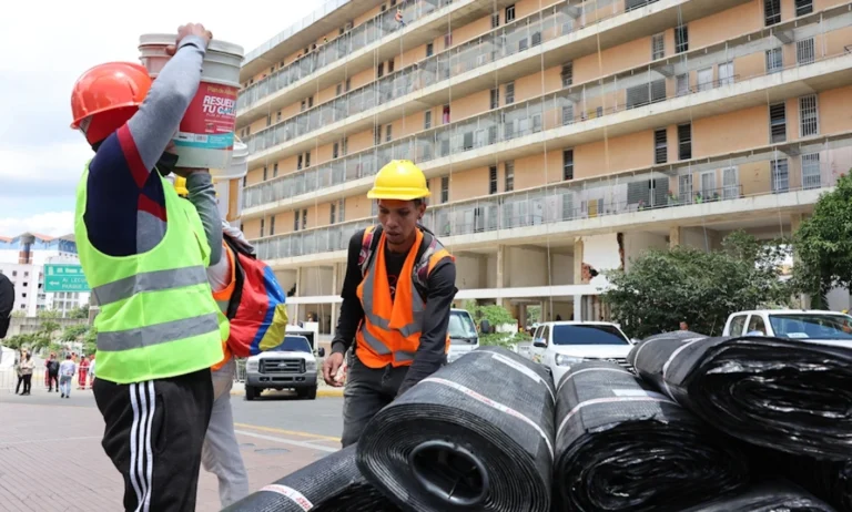 Venezuela Renace housing recovery brigades clearing rubble in San Bernardino