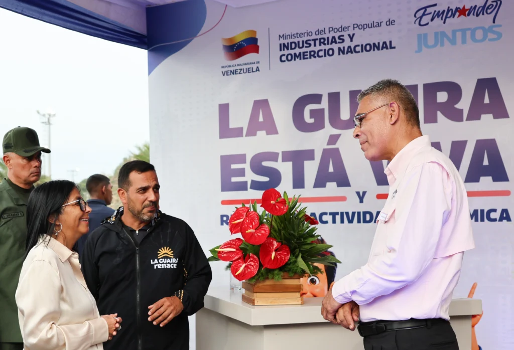 The delivery of credits, which also extends to other states affected by the seismic event, allows small entrepreneurs to restart their operations and reincorporate workers into the productive dynamic. Photo: Venezuelan Presidential Press.