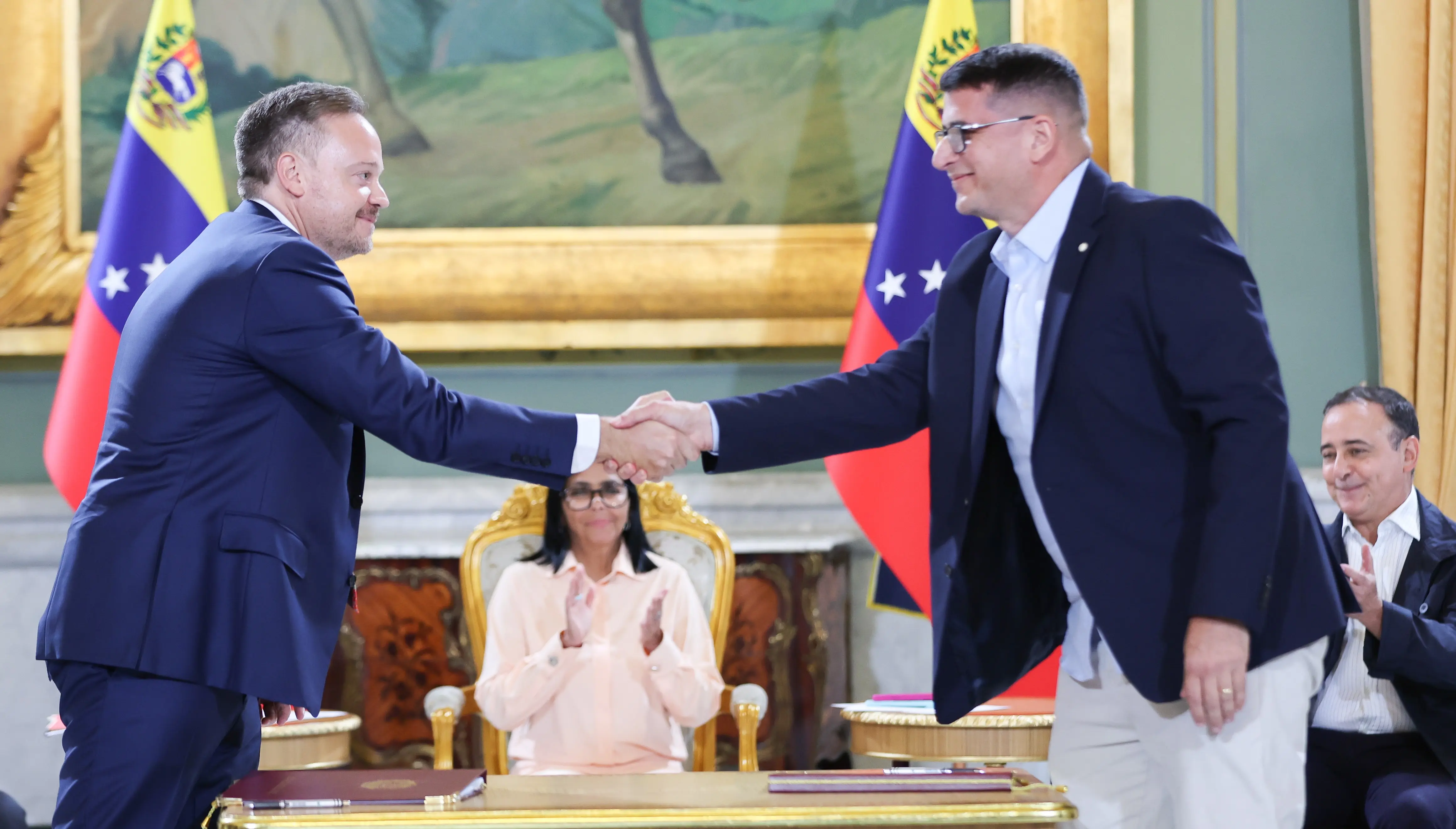 The official signing included Minister of Popular Power for Electric Energy Rolando Alcalá, Sectoral Vice President of Public Works and Services Juan José Ramírez, and the new president of Corpoelec, engineer Juan Crisóstomo Fernández. Photo: Venezuelan Presidential Press.