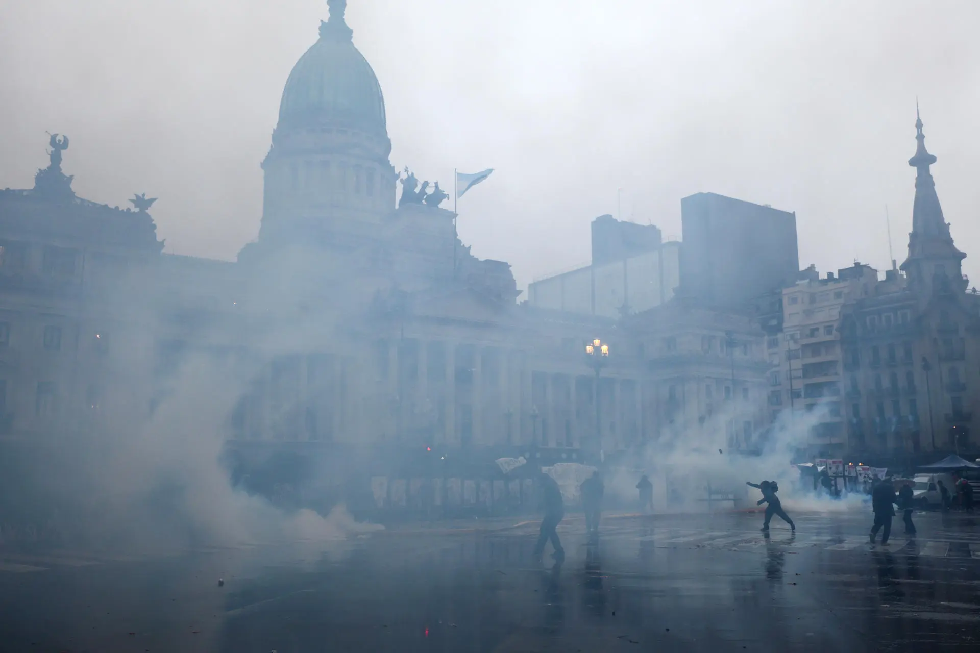 The new police repression took place during a demonstration against a bill promoted by the government of the ultraliberal Javier Milei which introduces changes in the processes of eviction, expropriations and use of burnt land. Photo: EFE.