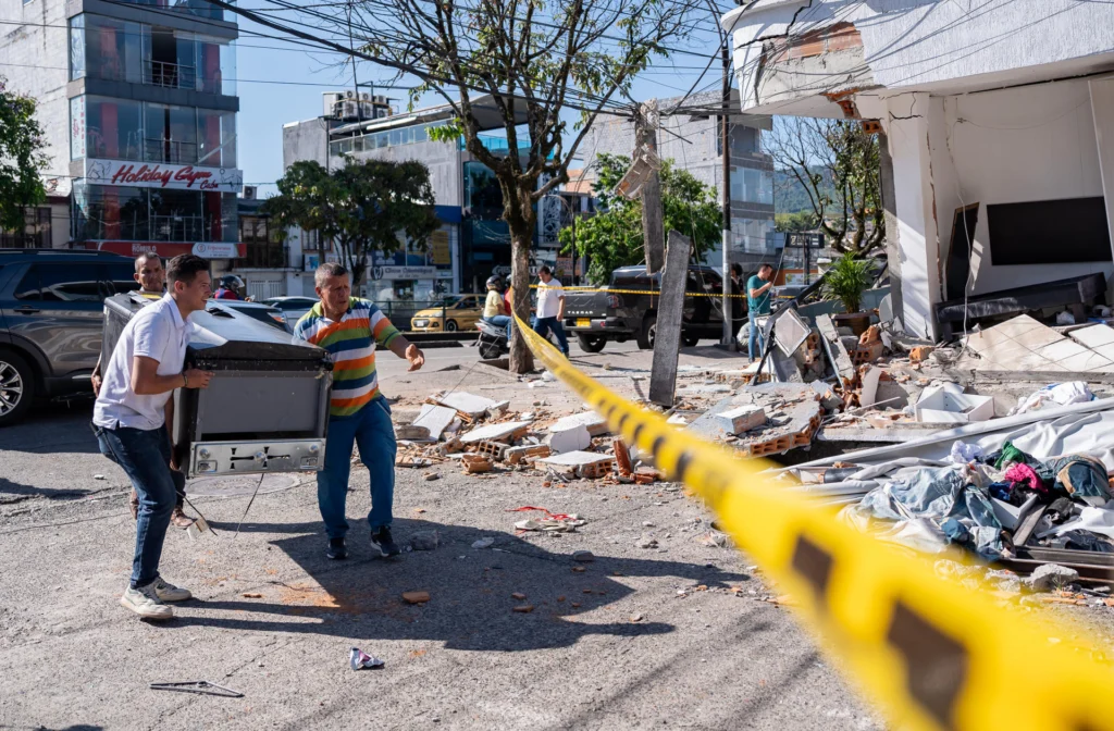 "The absolute priority must be to save as many lives as possible, care for the families affected and ensure that aid reaches the territories quickly and effectively," said the leftist organization. Photo: EFE.