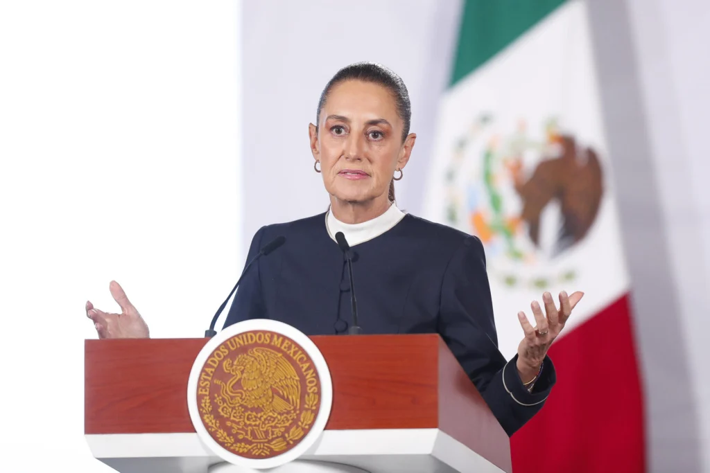 The Mexican head of State argued that the current regulations have gaps that allow incumbent authorities to simultaneously maintain citizenship of other countries, which in her opinion generates a duality of geopolitical commitments. Photo: EFE.