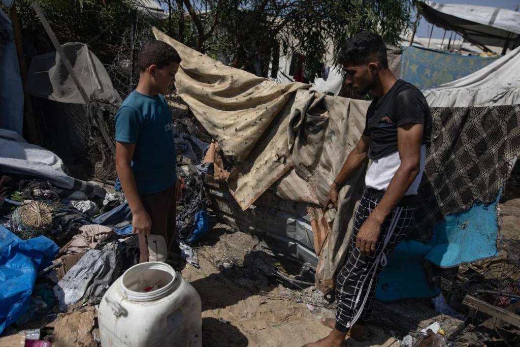 Israel’s ban on fuel entry leaves most water wells and treatment plants out of service, jeopardizing the health and survival of the population in the enclave. Photo: EFE.
