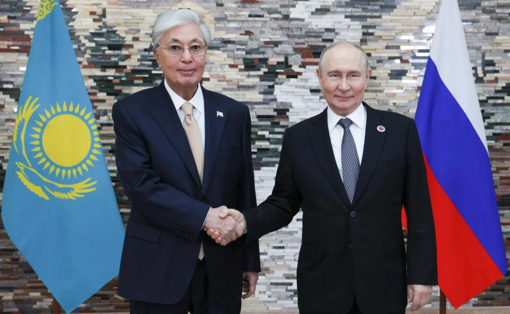 Kazakh President Kassym-Jomart Tokayev and Russian President Vladimir Putin meet at the Shanghai Cooperation Organization (SCO) summit. SCO Summit 2026 is held in Bishkek on August 31 and September 1. Photo: EFE.