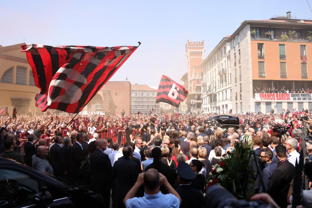 The chant "One captain, there is only one captain" resonated through the square in a day marked by emotion and recognition. Photo: EFE.