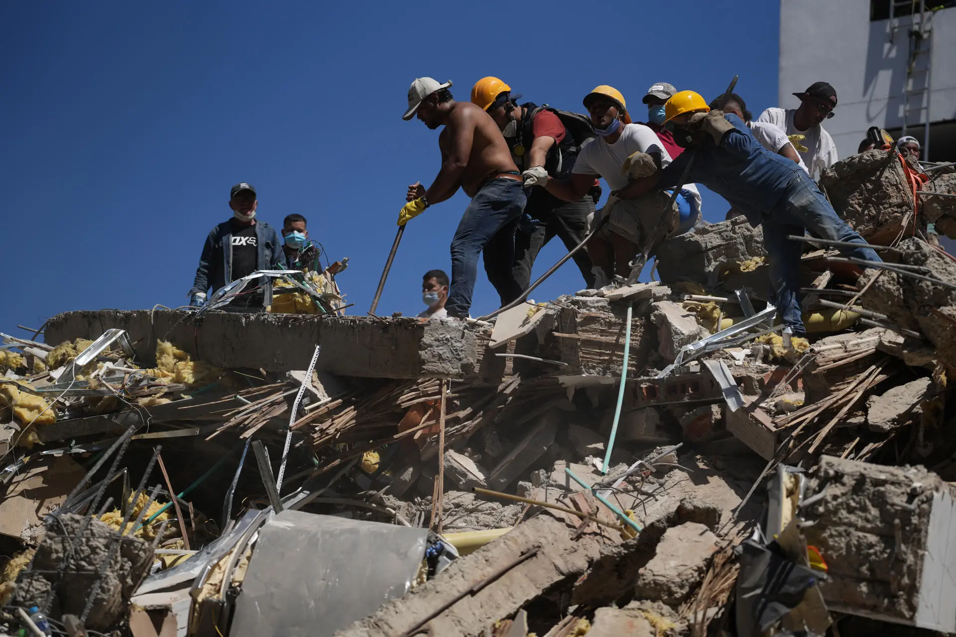 Colombia earthquake rescue teams search collapsed buildings in Pereira, Cali, Quibdó and other affected cities.