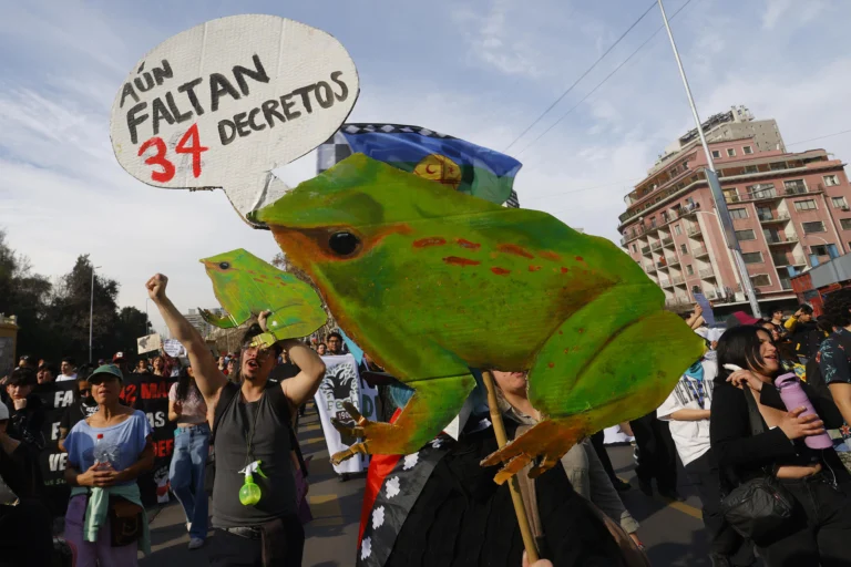 Chilenos marchan contra Kast por el retroceso ambiental