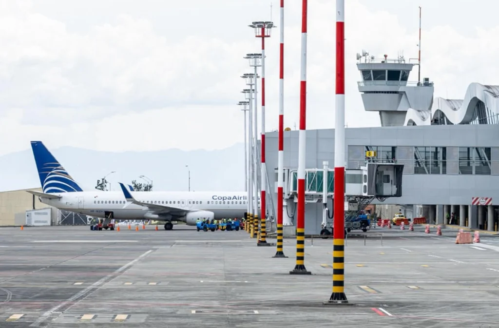 Matecaña Airport resumed domestic and international flight operations with the arrival of a Copa Airlines flight from Panama and another from Clic from Medellin, after suffering severe damage from the earthquake that struck Colombia on August 10. Photo: EFE.
