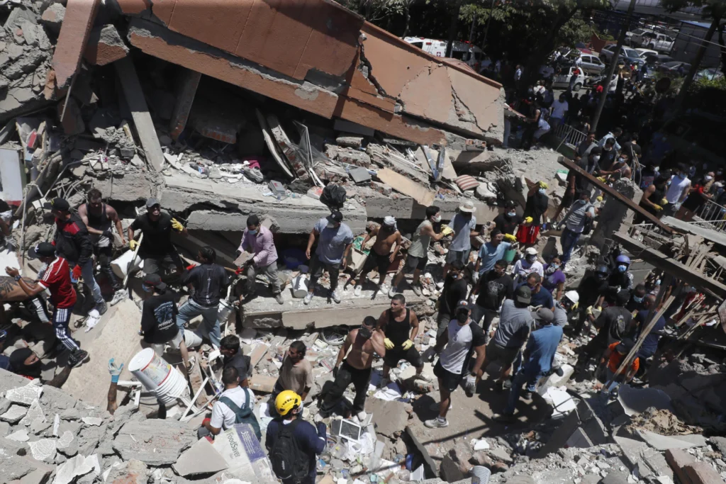 The official balance totals so far 111 fatalities and dozens of collapsed buildings in several departments. Photo: EFE.