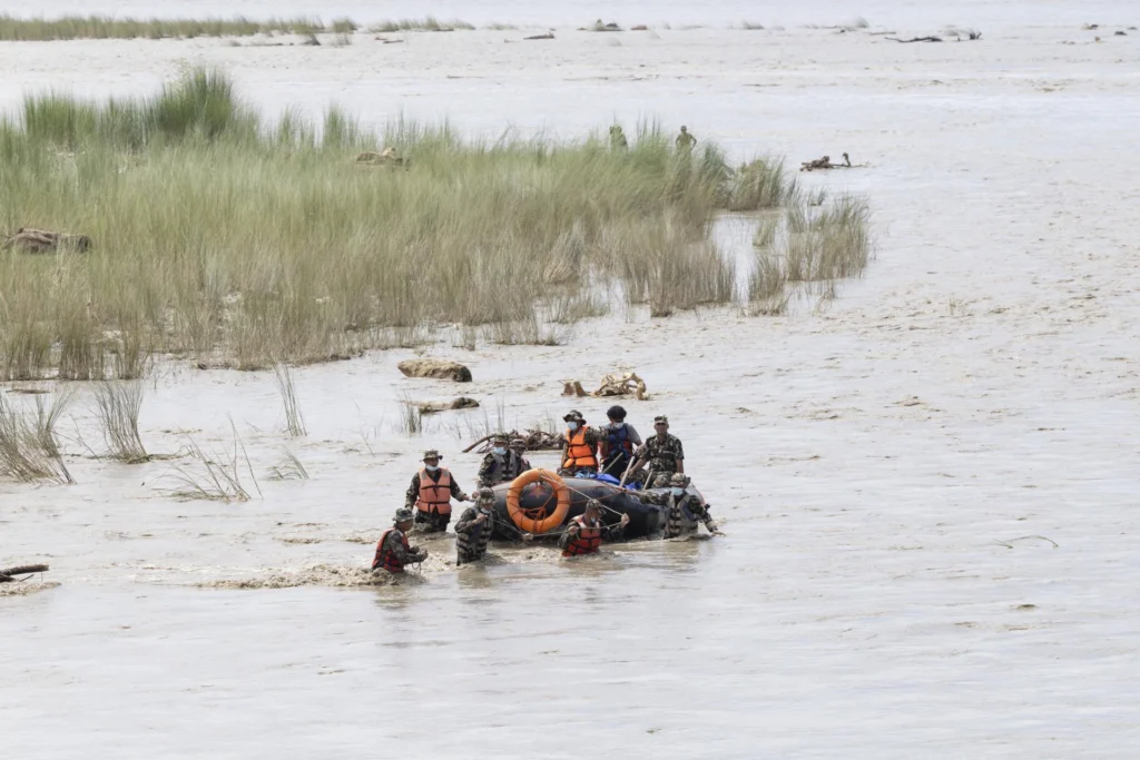 Floods and landslides in Nepal have left 910 dead and 4,247 missing, as authorities mobilize more than 20,800 troops for rescue and rescue. Photo: EFE.