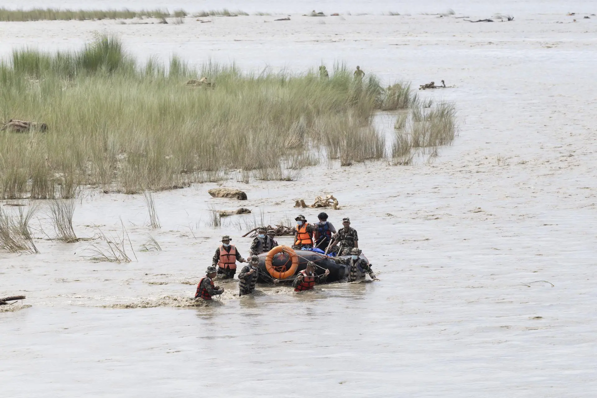 Floods and landslides in Nepal have left 910 dead and 4,247 missing, as authorities mobilize more than 20,800 troops for rescue and rescue. Photo: EFE.