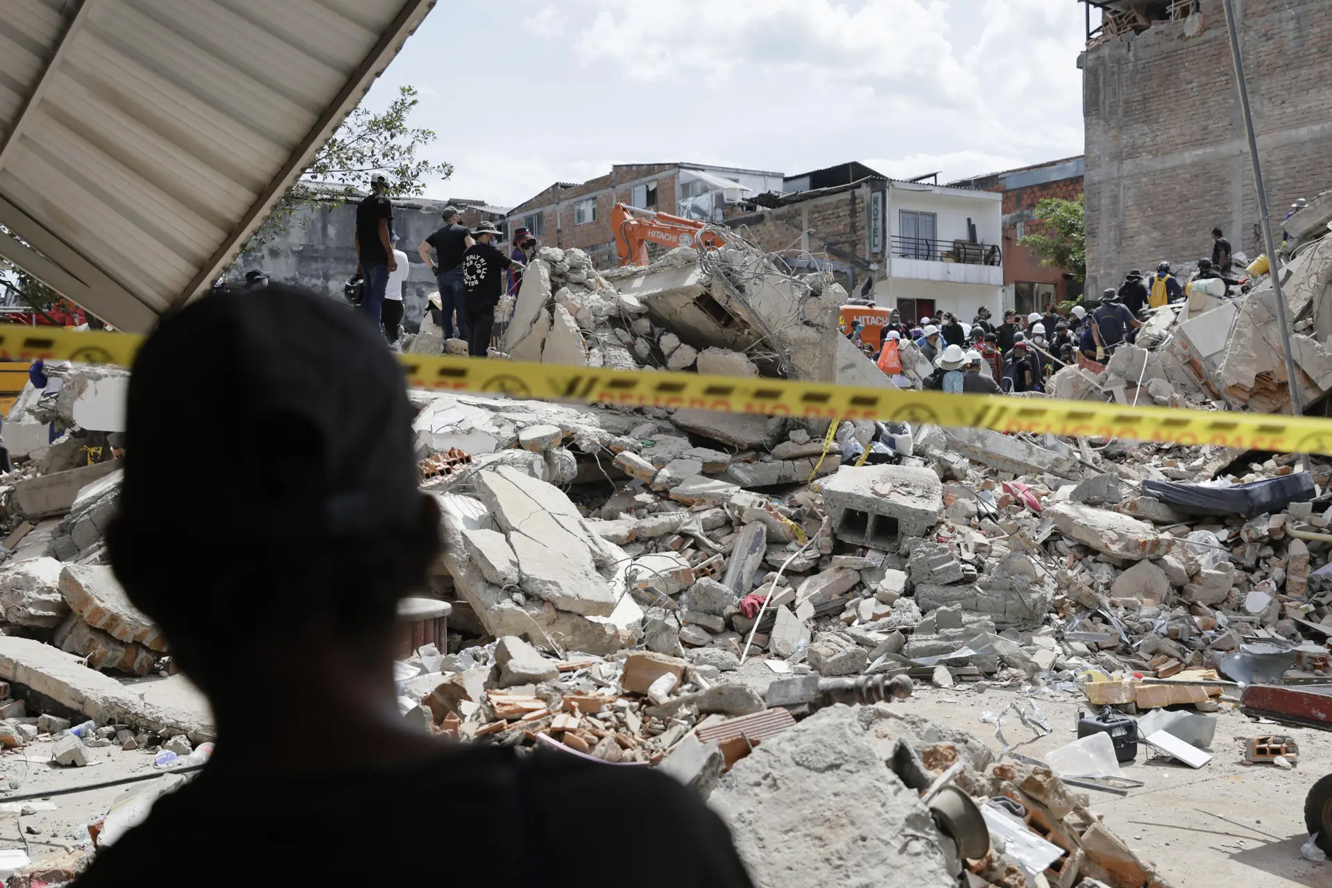 A total of 331 people have been rescued alive in Colombia after the earthquake of magnitude 7.4, according to the official report of Asocapitales, a figure mainly concentrated in Pereira, with 243 people recovered, and in Cali, with 88. Photo: EFE.