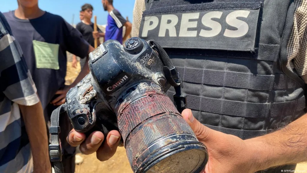 (FILE) Human rights organizations warn of the increase in arbitrary detentions, torture, and use of the crime of "incitement" to censor Palestinian journalists in the occupied territories. Photo: EFE.