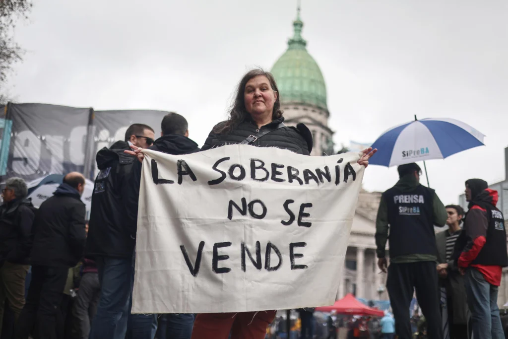 The mobilization is being carried out in parallel with the debate held by the Senate on this government initiative. Photo: EFE.