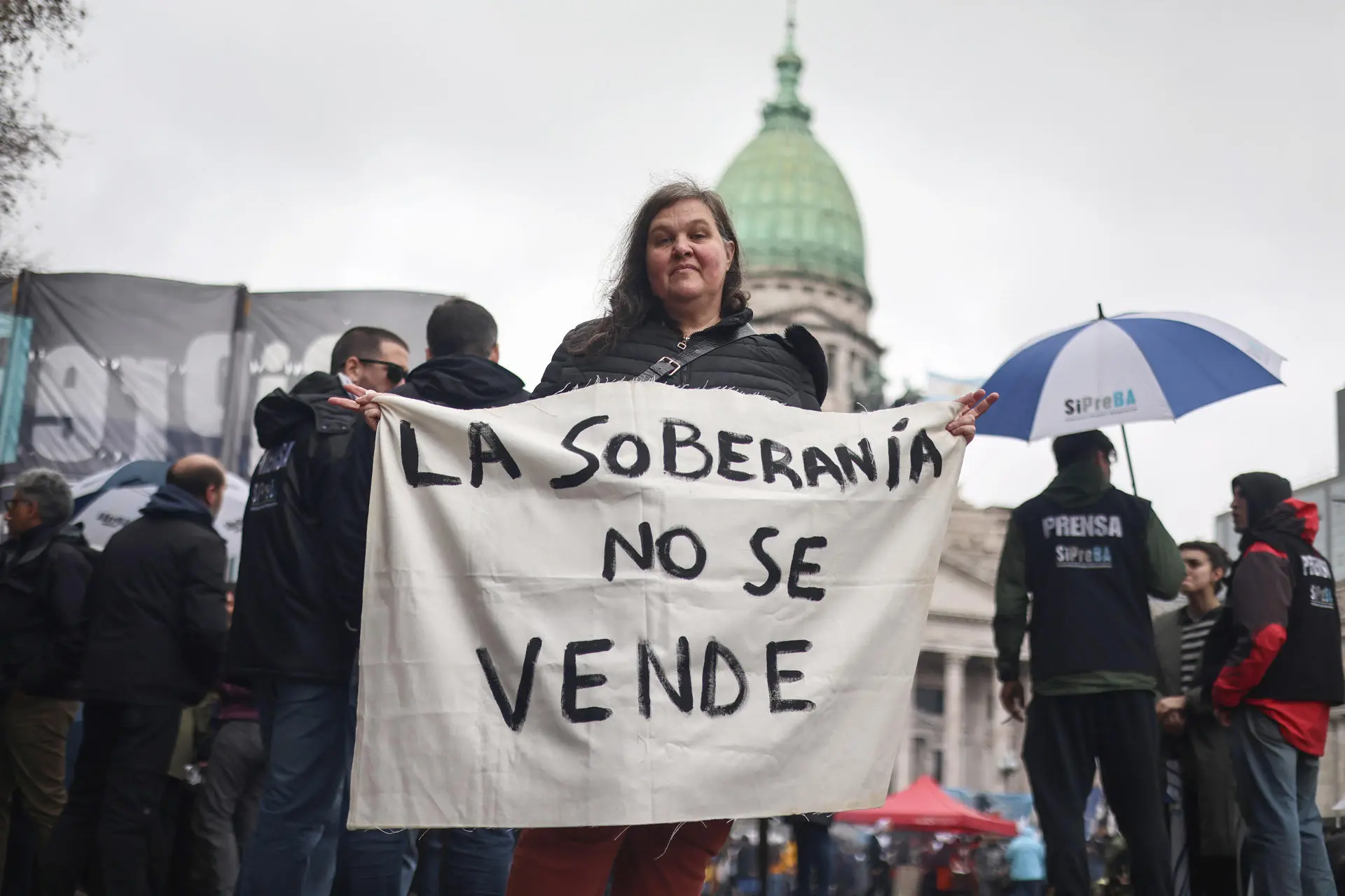 The mobilization is being carried out in parallel with the debate held by the Senate on this government initiative. Photo: EFE.