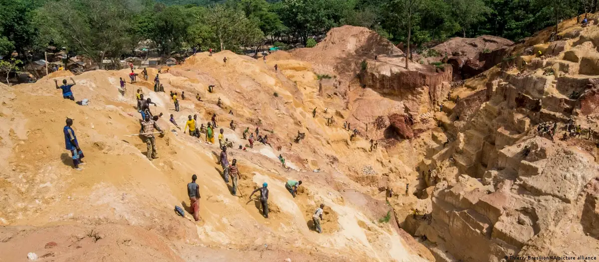 The disaster highlights the urgent need for structural economic reforms that protect workers and prevent foreign exploitation of the nation's natural wealth. Photo: AA.