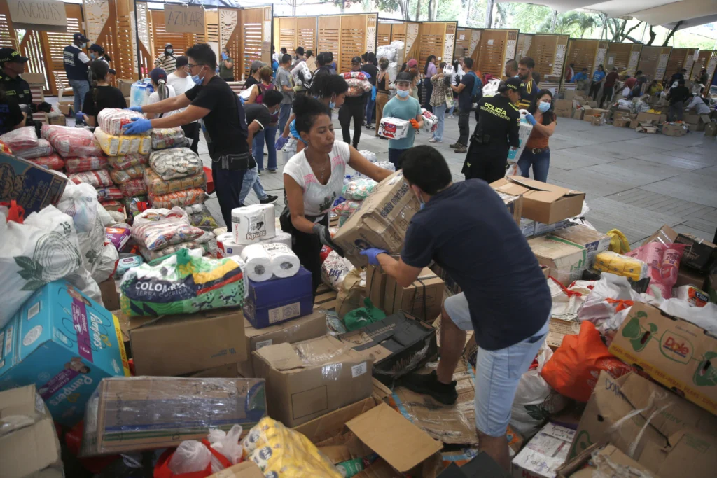 The historic mobilization of citizens and volunteers made it possible to conclude this phase of receiving aid for those affected by the recent earthquake. Photo: EFE.