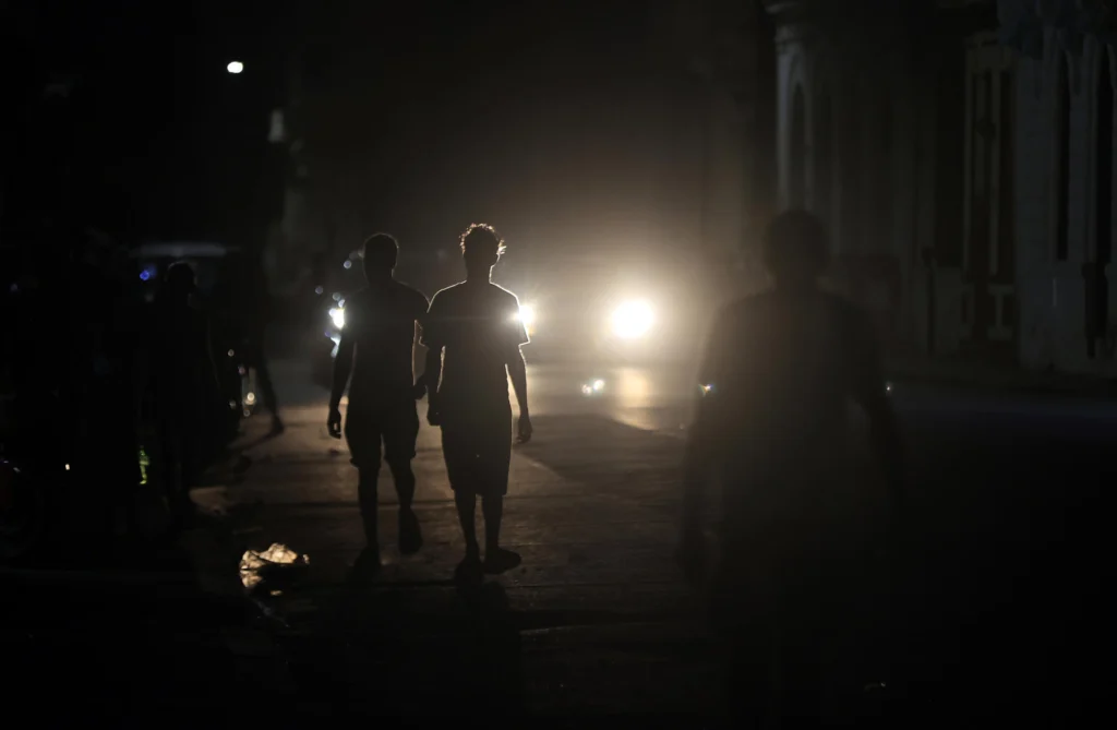Workers work to restore Cuba's National Electric System after a second nationwide blackout in two consecutive days. Photo: EFE Cuba nationwide blackout after the National Electric System collapsed for the second consecutive day as restoration crews work to restore power.
