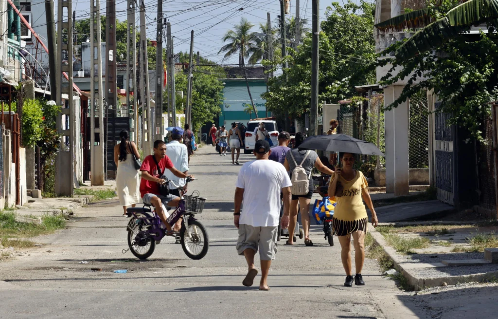 Cuban authorities urged citizens to ignore unverified notifications and rely strictly on official state reports. Photo: EFE.