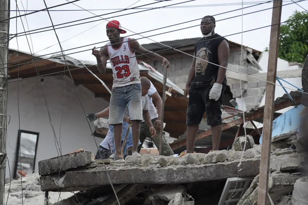The inhabitants of Quibdó are calling for an institutional presence with real solutions to the loss of homes and livelihoods, while families are spending the night in the open after the earthquake that affected Colombia. Photo: EFE.