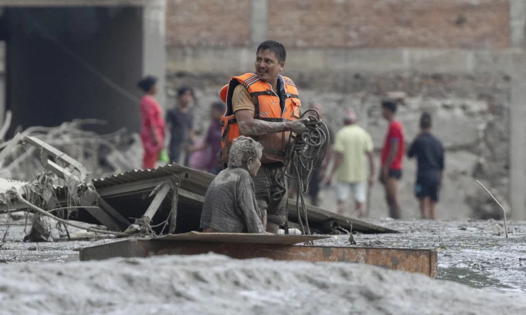 The waters of the sudden flood swept Trishuli Bazar, in the district of Nuwakot, among other localities of the Asian country, where so far hundreds of dead and missing are reported and widespread destruction in settlements and infrastructures. Photo: EFE.