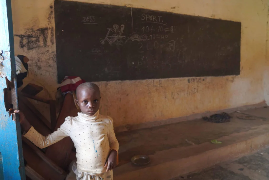 Students called for sanitary facilities in classrooms to prevent Ebola infections at the start of school. Photo: EFE.
