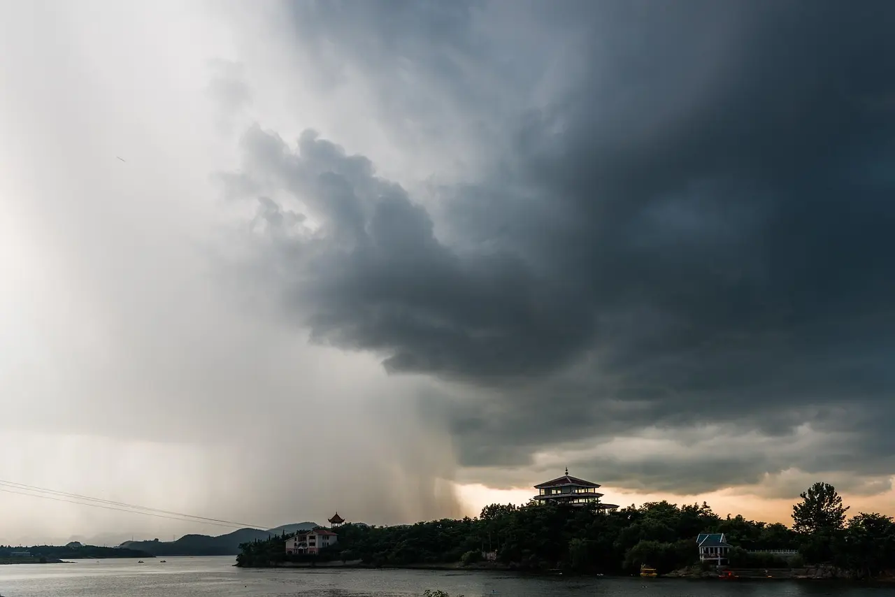 The phenomenon, characterized by a rapid deepening of atmospheric pressure, will impact with storms, hail fall and wind gusts. Photo: SGM.