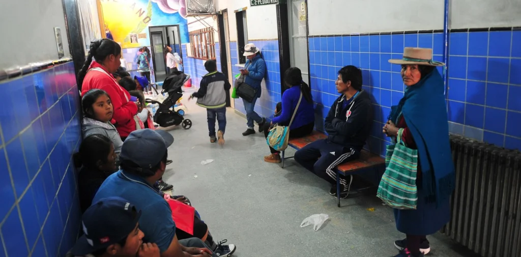 The combination of health fees, education charges and expulsion threats dismantles the tradition of Latin American solidarity and open borders that characterized Argentina. Photo: Clarin.