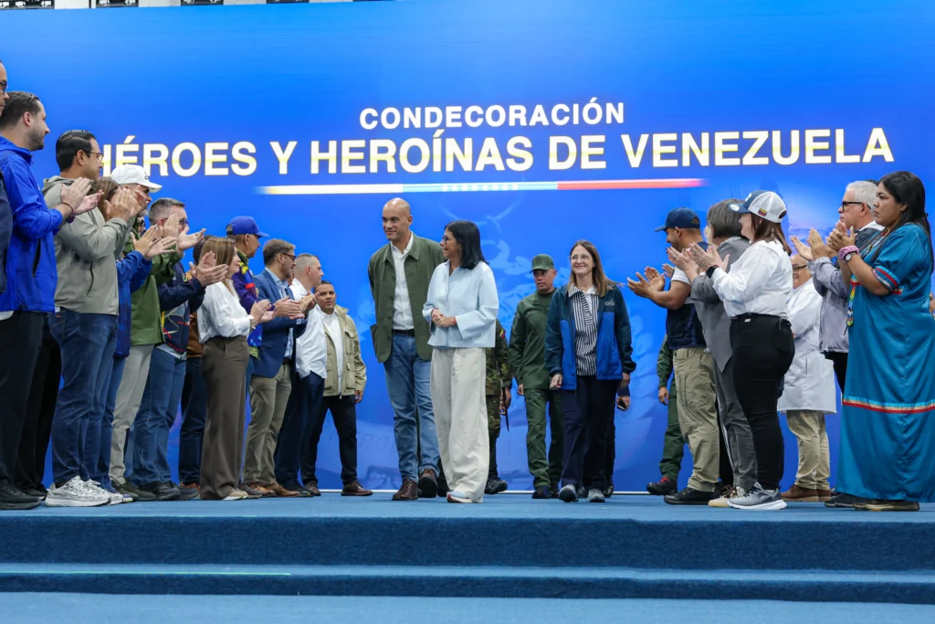 Acting President Delcy Rodríguez honors Venezuelan emergency responders after the June 24 earthquakes during the Hero of Venezuela medal ceremony.