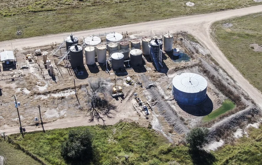 (FILE) An aerial photograph taken with a drone shows an oil collection station near Refugio, Texas. Photo: EFE.