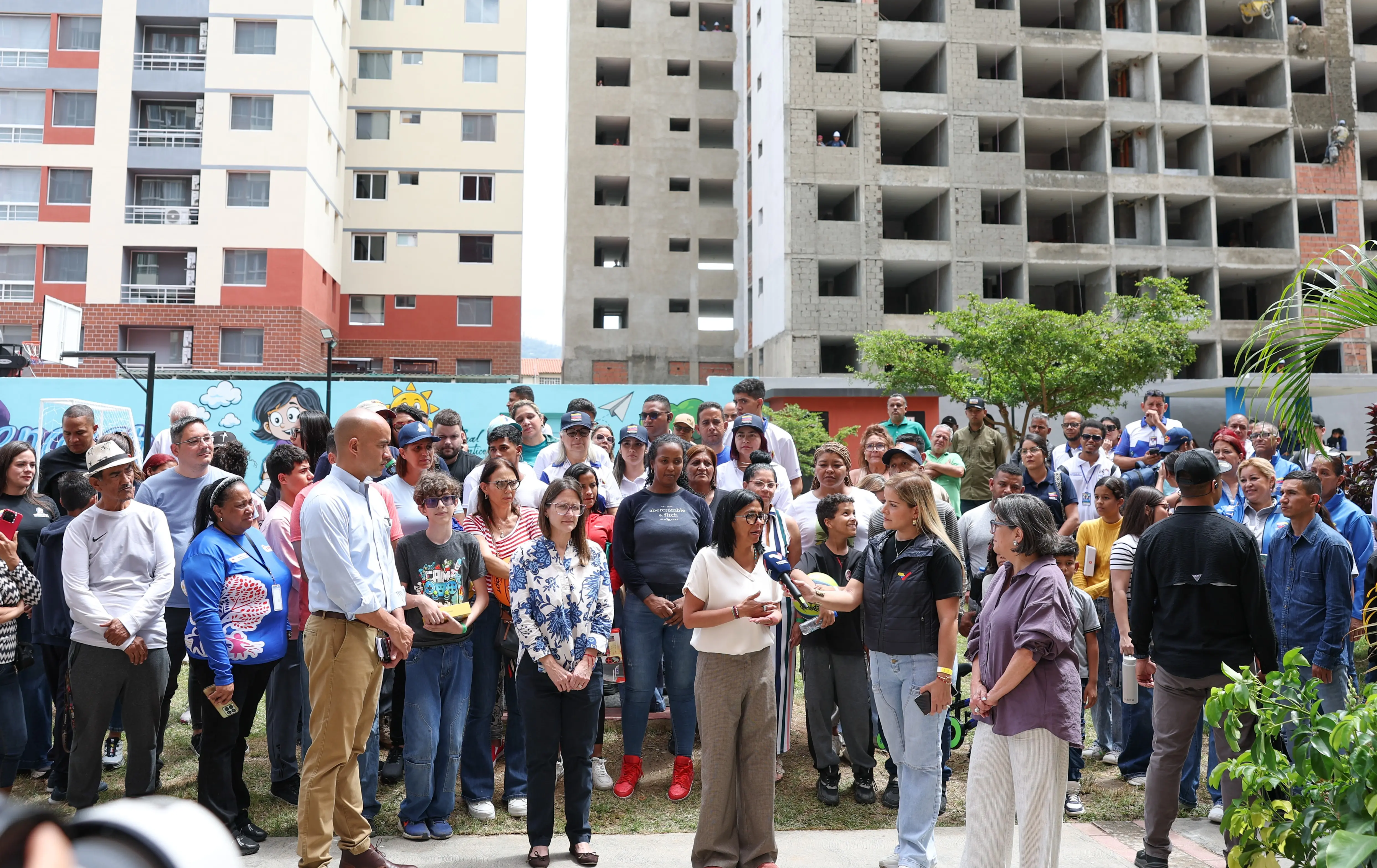 The delivery highlights the Bolivarian Government capacity to respond swiftly to emergencies through the mobilization of technical and human resources and the role of community organization in the process, with families participating in the construction and rehabilitation of their future homes. Photo: Venezuelan Presidential Press.