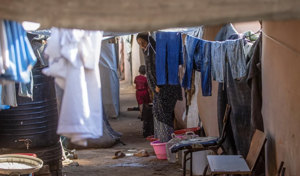 Two out of three families survive in tents or temporary shelters that deteriorate rapidly in the face of inclement weather. Photo: EFE.