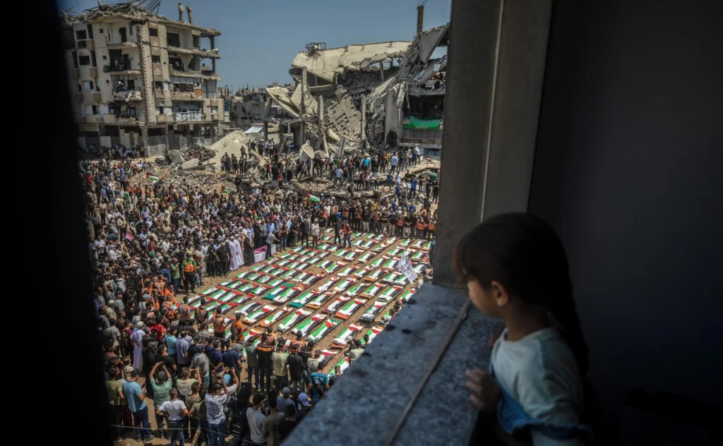The shelling of the Abu Sharia clan occurred on 23 November 2023, hours before the first agreed humanitarian truce came into effect. Photo: EFE.