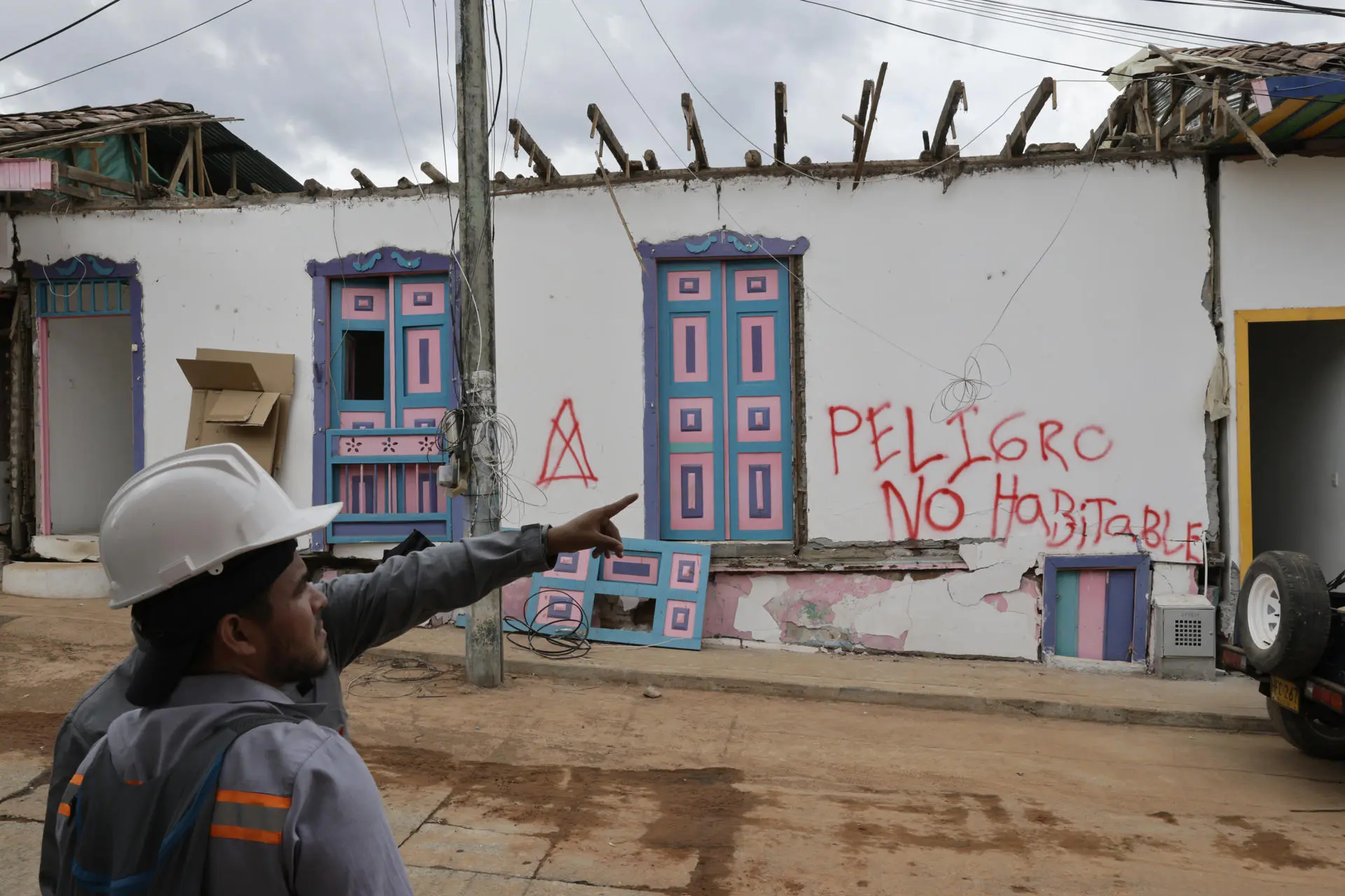 Colombian earthquake emergency response with volunteers, rescuers and relief supplies following the magnitude-7.4 quake.