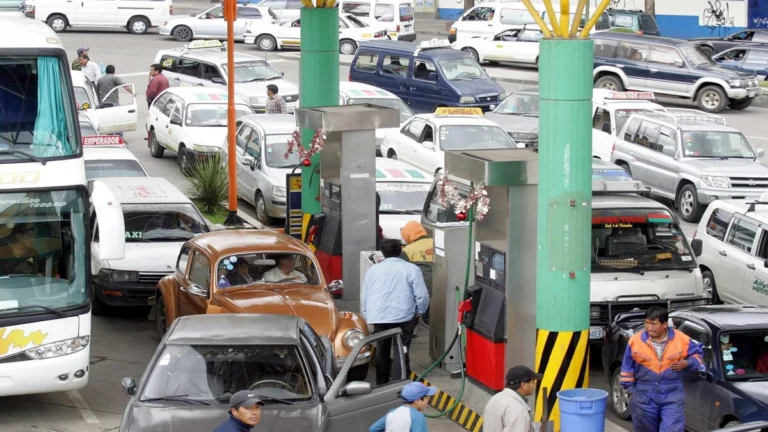 Bolivian police and military deployment in Yapacaní amid protests over diesel prices