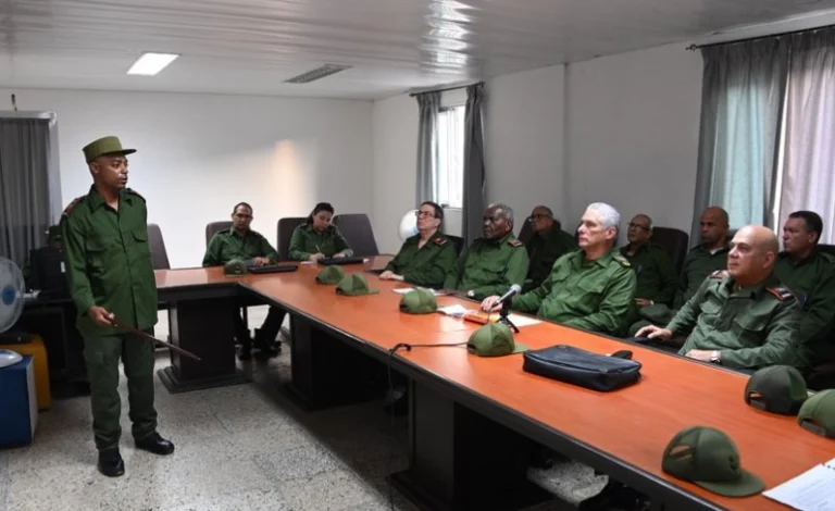 Cuba defense strategy: President Díaz-Canel reviews local preparedness in Cubanacán.