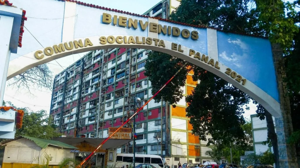 Comuna Panal 21 community in Caracas, Venezuela, with local infrastructure and communal development projects.