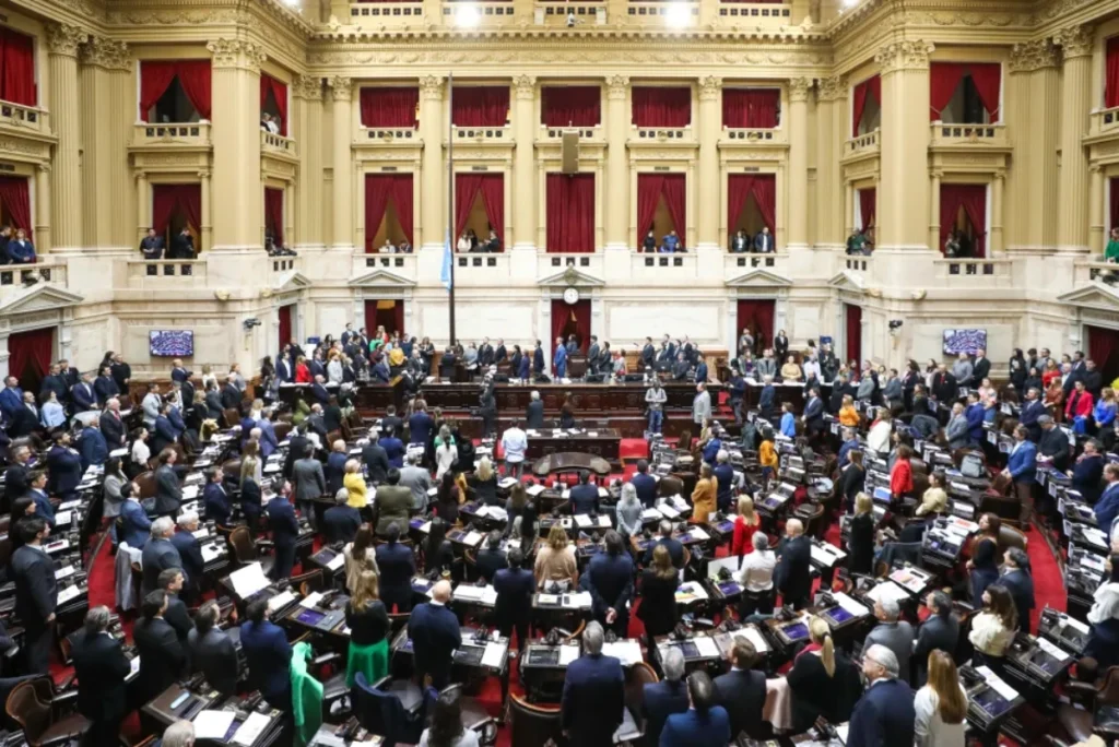 The bill, promoted by Argentina’s right wing, which seeks to limit monetary issuance and prohibit Treasury financing, will be sent to the Senate. Photo: EFE.