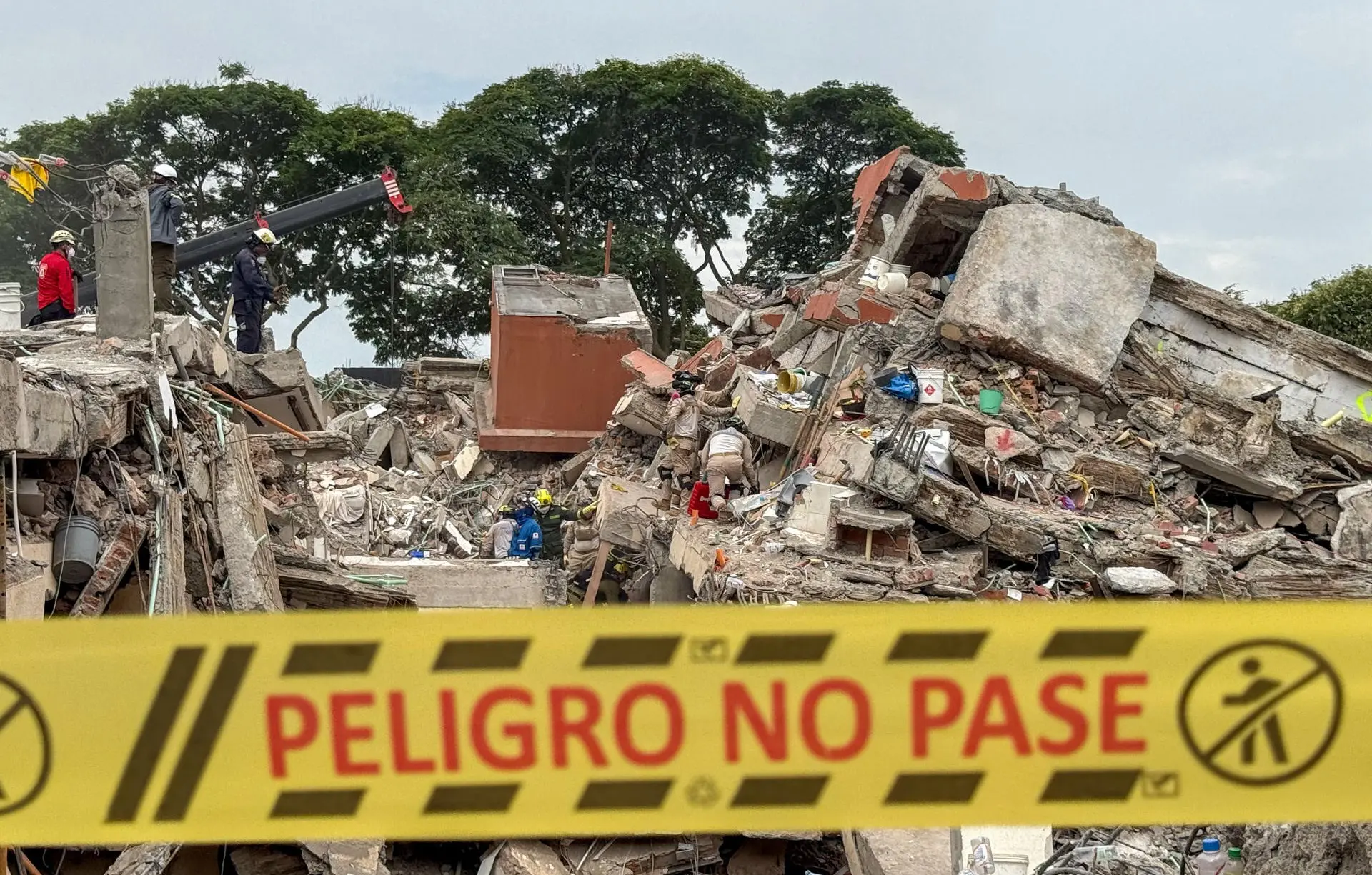 The Cali's Mayor explained that, at first, the only mission was "to save lives", but after the first week, in the areas where buildings collapsed, it turned to the extraction of fatalities. Photo: EFE.