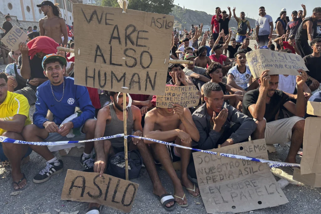 The local government of Ceuta denounced state inaction in the face of services saturation. Photo: EFE.